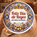 Hands holding a personalized Día de Reyes plate with family name