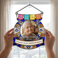 Hands holding a bilingual Descanse en paz memorial suncatcher